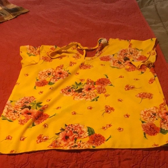OMT Fashions yellow flowered top 1x - Picture 3 of 4